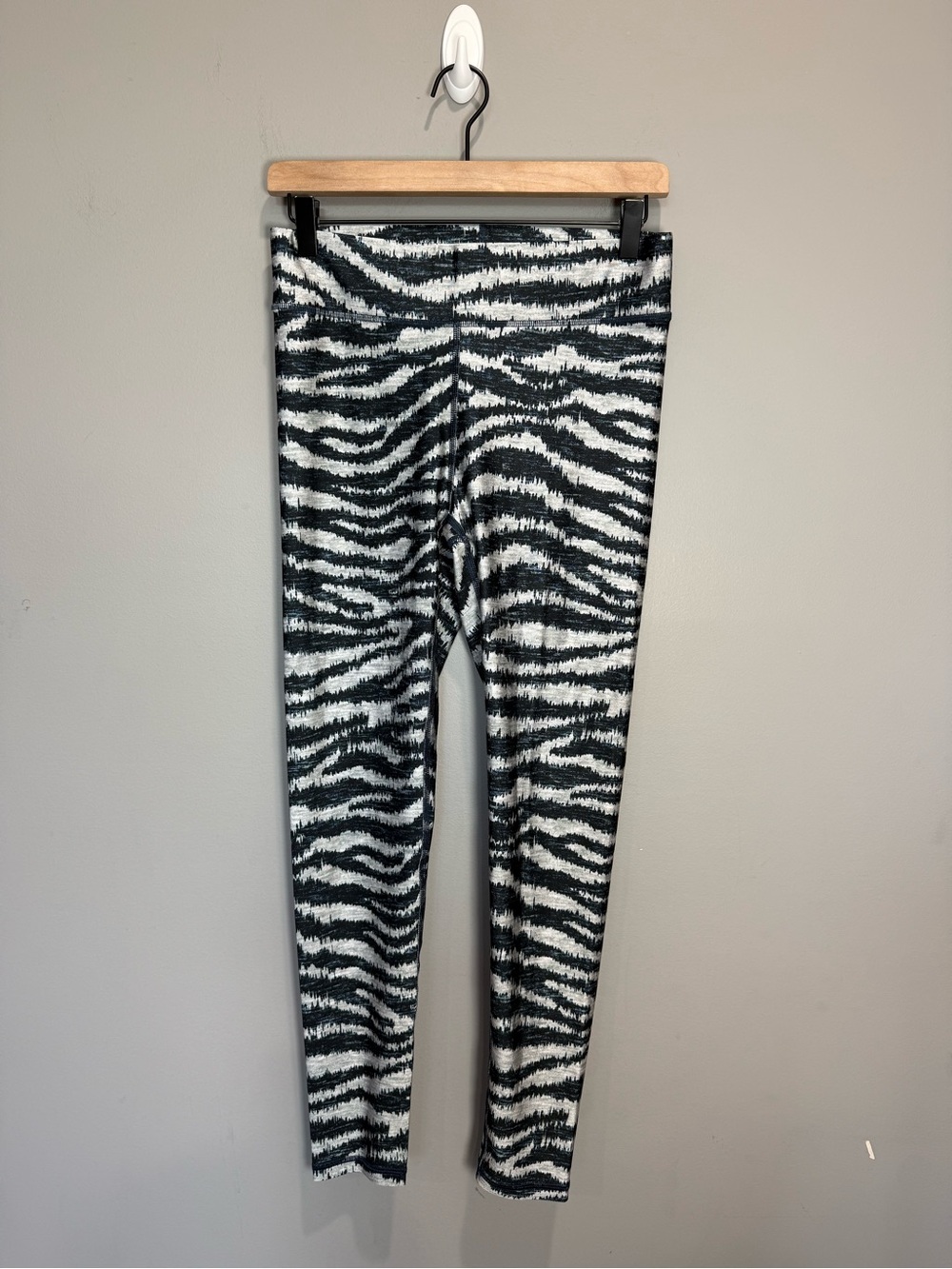 Terez Zebraβ Print Performance Leggings Gray Black Size M
